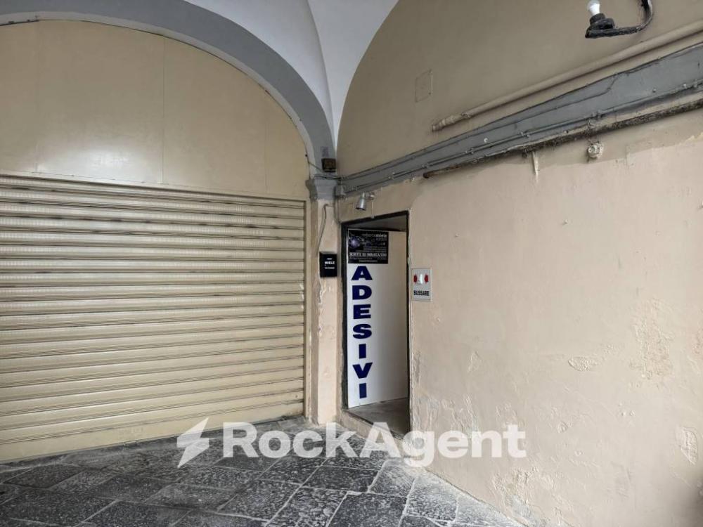 bivano in vendita a Napoli in zona Chiaia