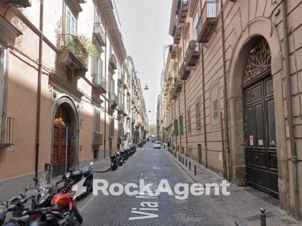 locale commerciale in vendita a Napoli in zona Chiaia