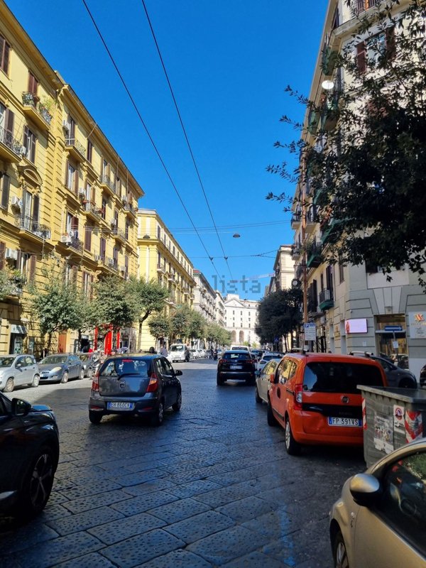 locale commerciale in vendita a Napoli in zona Pendino / San Giuseppe