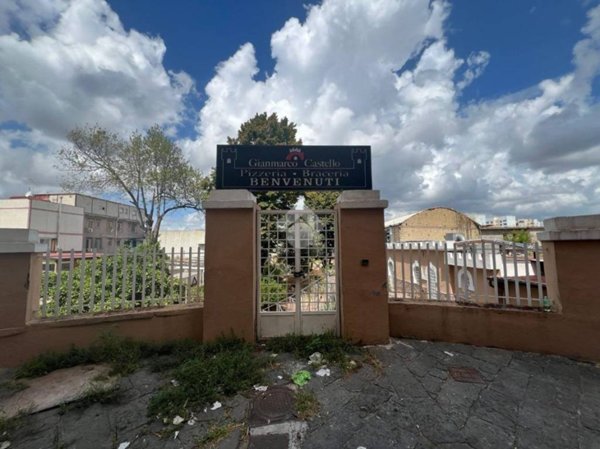 negozio in vendita a Napoli in zona Barra