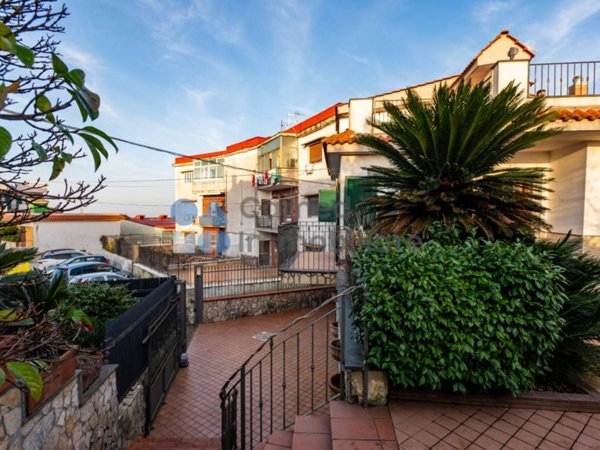 casa indipendente in vendita a Napoli in zona Camaldoli