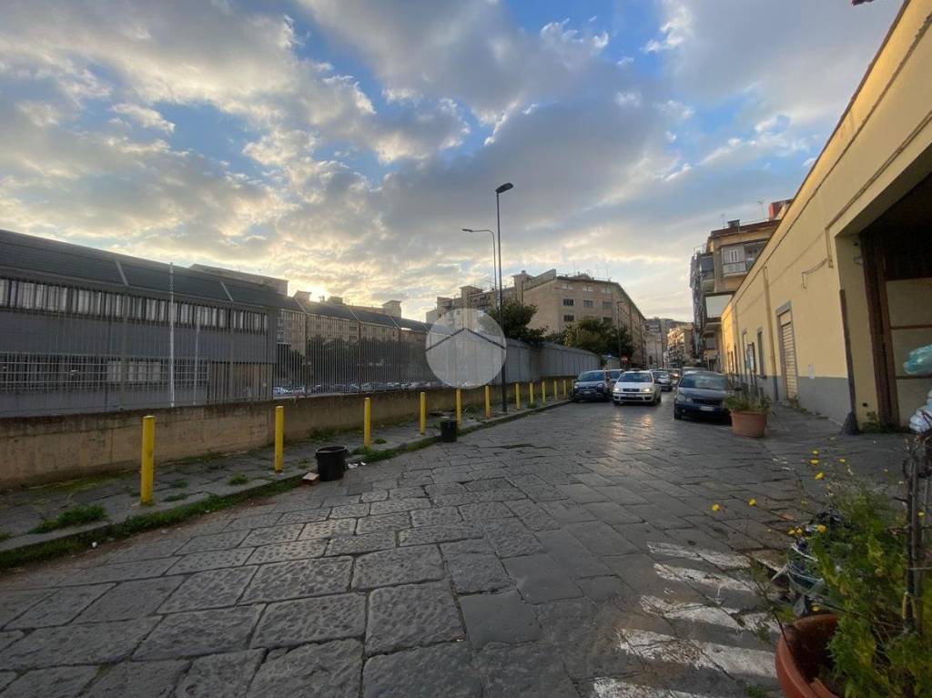locale commerciale in vendita a Napoli in zona Zona Industriale-Ferrovia
