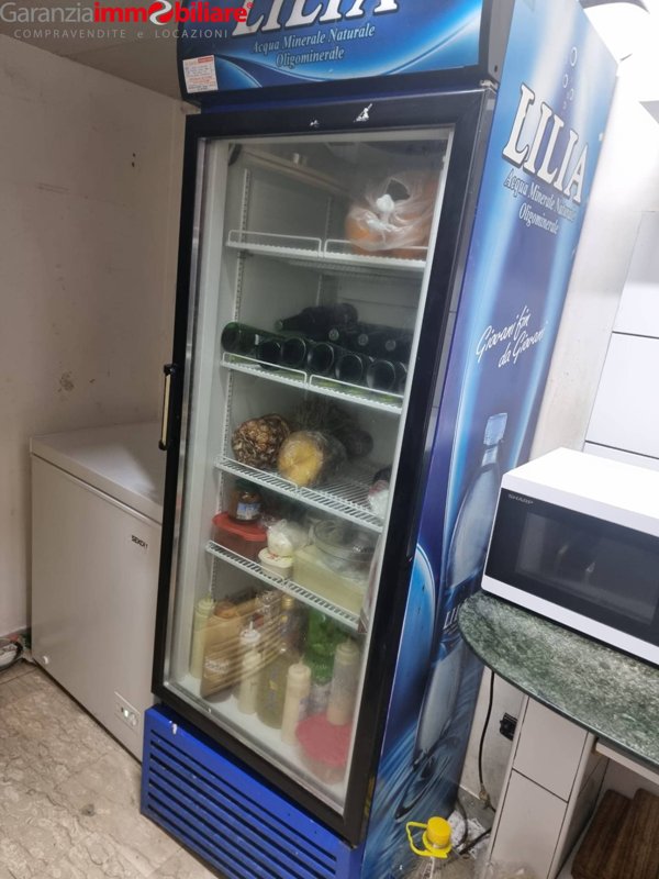 negozio in vendita a Napoli in zona San Carlo all'Arena