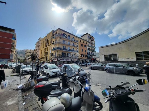 locale commerciale in vendita a Napoli in zona Fuorigrotta