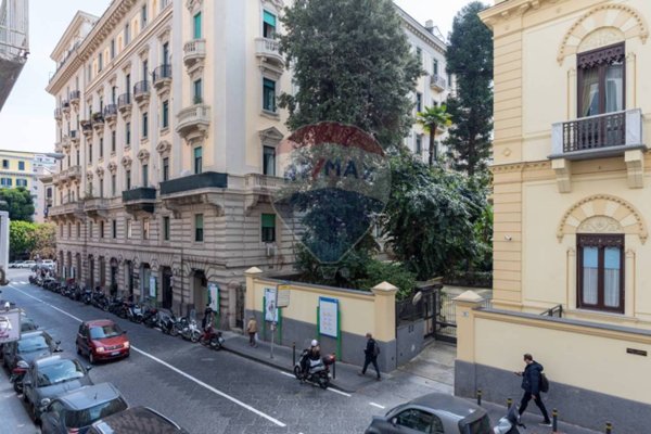 appartamento in vendita a Napoli in zona Chiaia