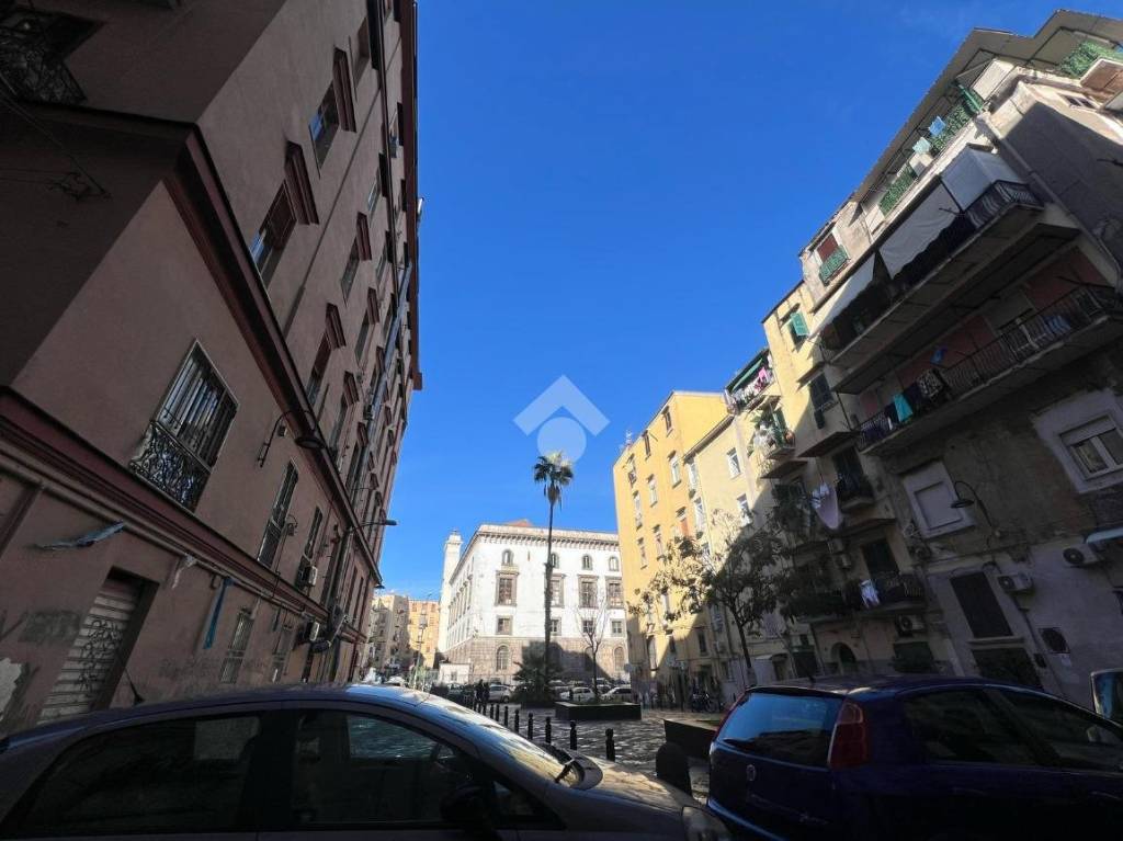 locale commerciale in vendita a Napoli in zona Pendino / San Giuseppe