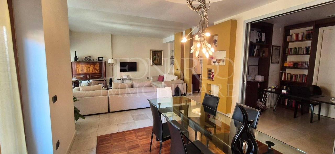 appartamento in vendita a Napoli in zona Chiaia