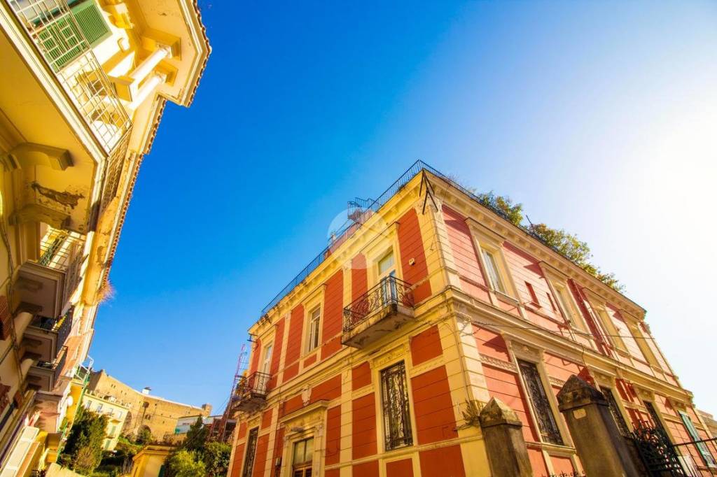 appartamento in vendita a Napoli in zona Chiaia