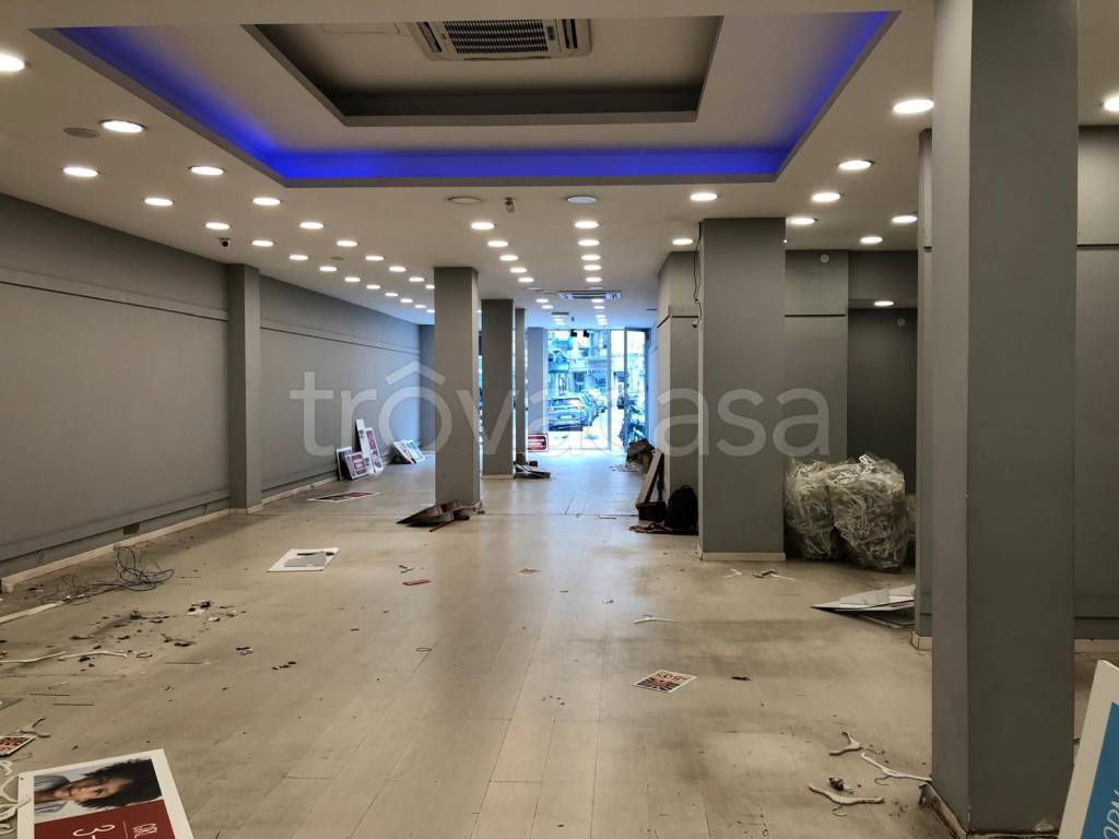 negozio in vendita a Napoli in zona Fuorigrotta