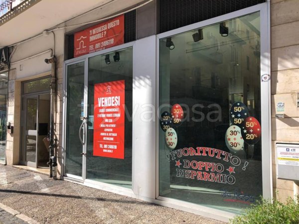 negozio in vendita a Napoli in zona Fuorigrotta