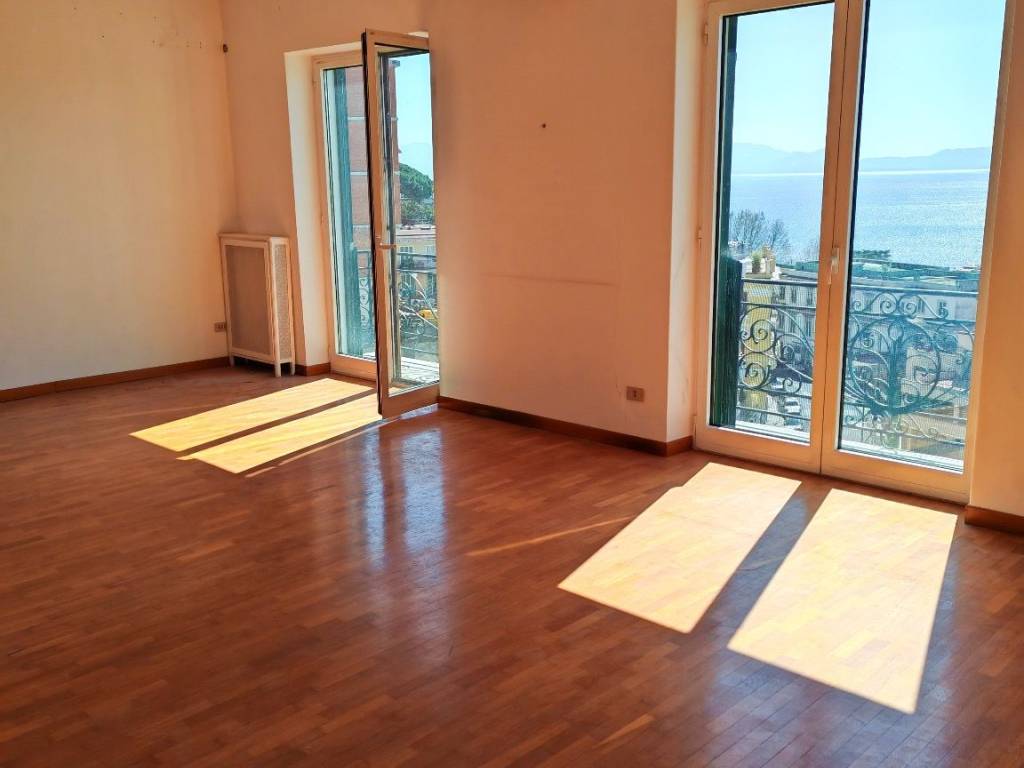 appartamento in vendita a Napoli in zona Chiaia