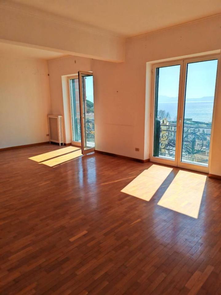 appartamento in vendita a Napoli in zona Chiaia