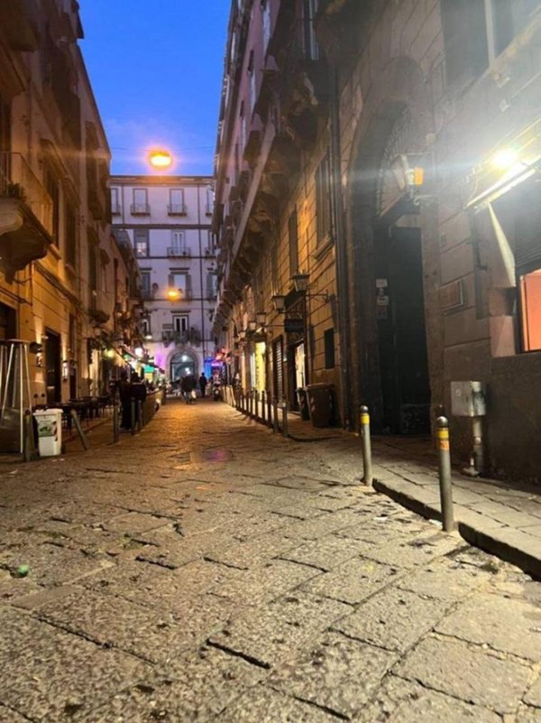 appartamento in vendita a Napoli in zona Chiaia