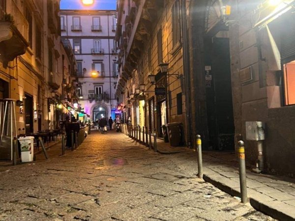appartamento in vendita a Napoli in zona Chiaia