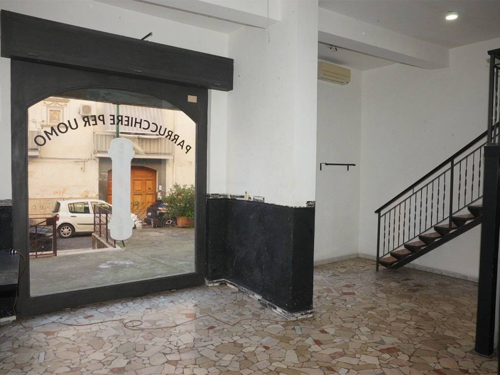 negozio in vendita a Napoli in zona Soccavo