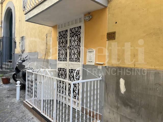 appartamento in vendita a Napoli in zona Chiaia