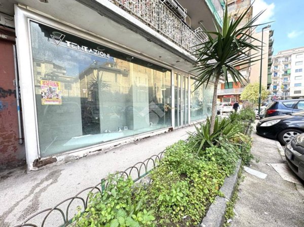 negozio in vendita a Napoli in zona Secondigliano