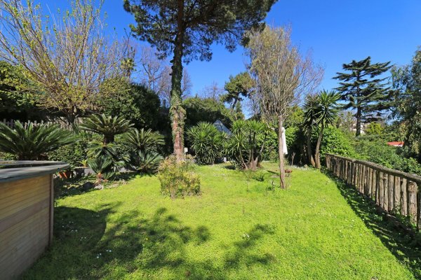 casa indipendente in vendita a Napoli in zona Posillipo