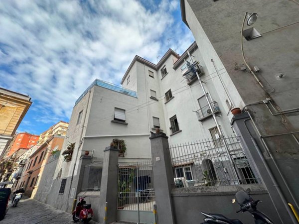 appartamento in vendita a Napoli in zona Chiaia