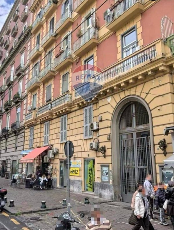 appartamento in vendita a Napoli in zona Chiaia