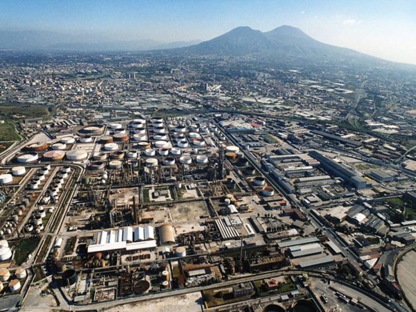 locale commerciale in vendita a Napoli in zona Zona Industriale-Ferrovia