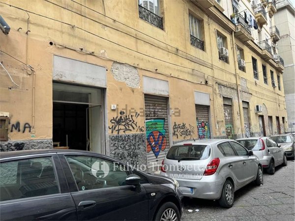 locale commerciale in vendita a Napoli in zona Pendino / San Giuseppe