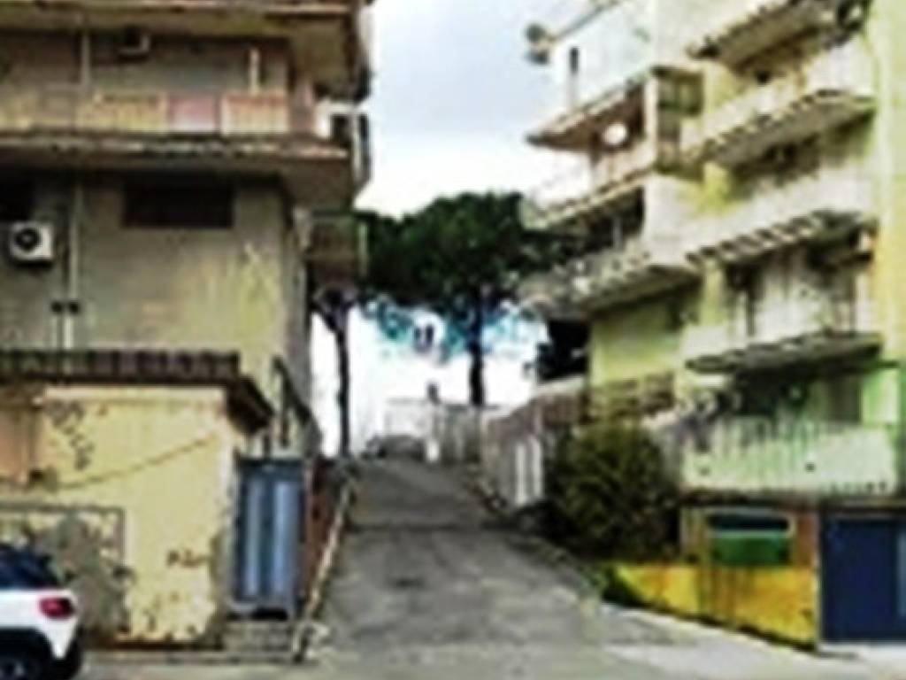 negozio in vendita a Napoli in zona Capodichino