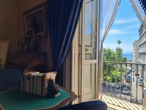 appartamento in vendita a Napoli in zona Chiaia
