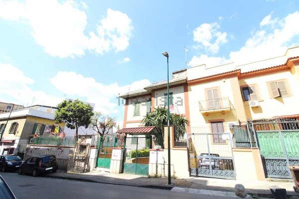 casa indipendente in vendita a Napoli in zona Capodichino