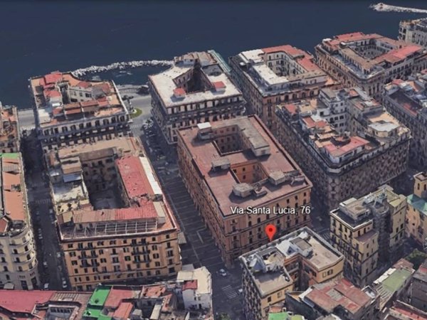 appartamento in vendita a Napoli in zona Chiaia