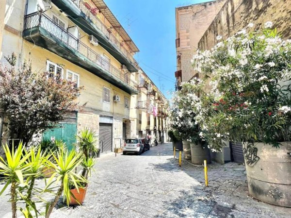 appartamento in vendita a Napoli in zona Chiaia