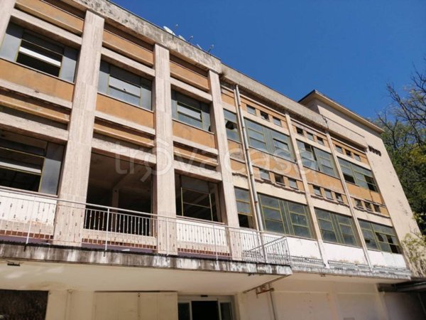 negozio in vendita a Napoli in zona San Carlo all'Arena