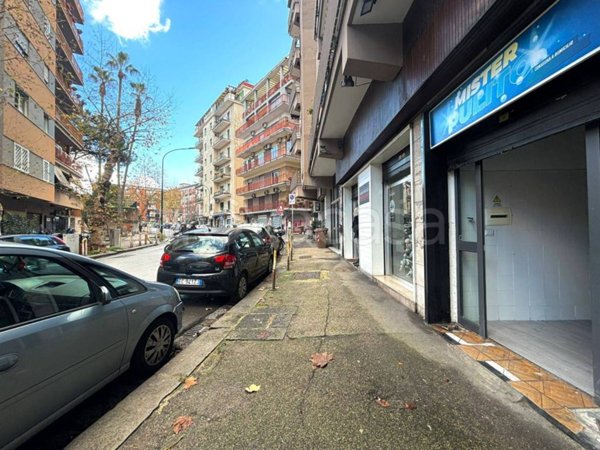 negozio in vendita a Napoli in zona Arenella