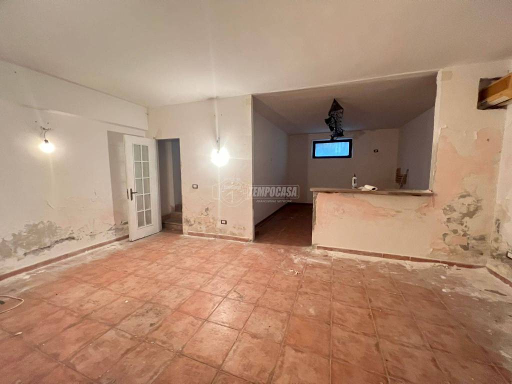 locale commerciale in vendita a Napoli in zona Bagnoli