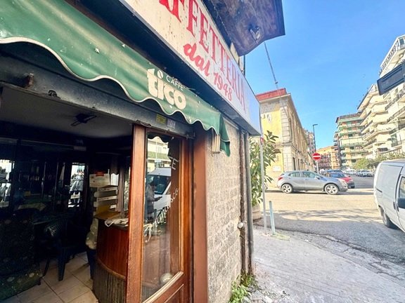 locale commerciale in vendita a Napoli