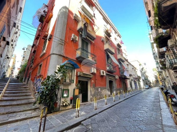 appartamento in vendita a Napoli in zona San Carlo all'Arena