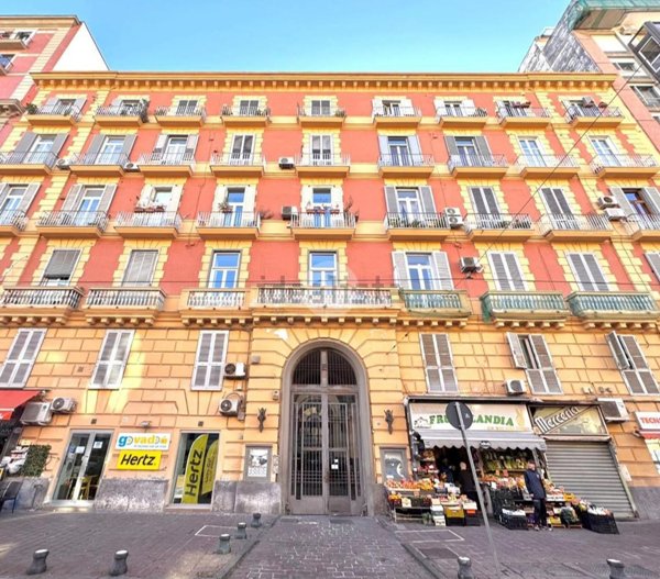 appartamento in vendita a Napoli in zona Chiaia