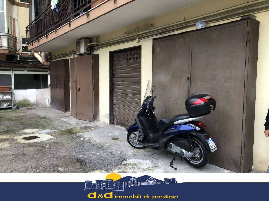 negozio in vendita a Napoli in zona Capodimonte / Colli Aminei