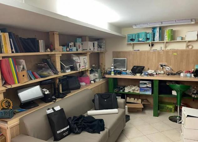 negozio in vendita a Napoli in zona Arenella