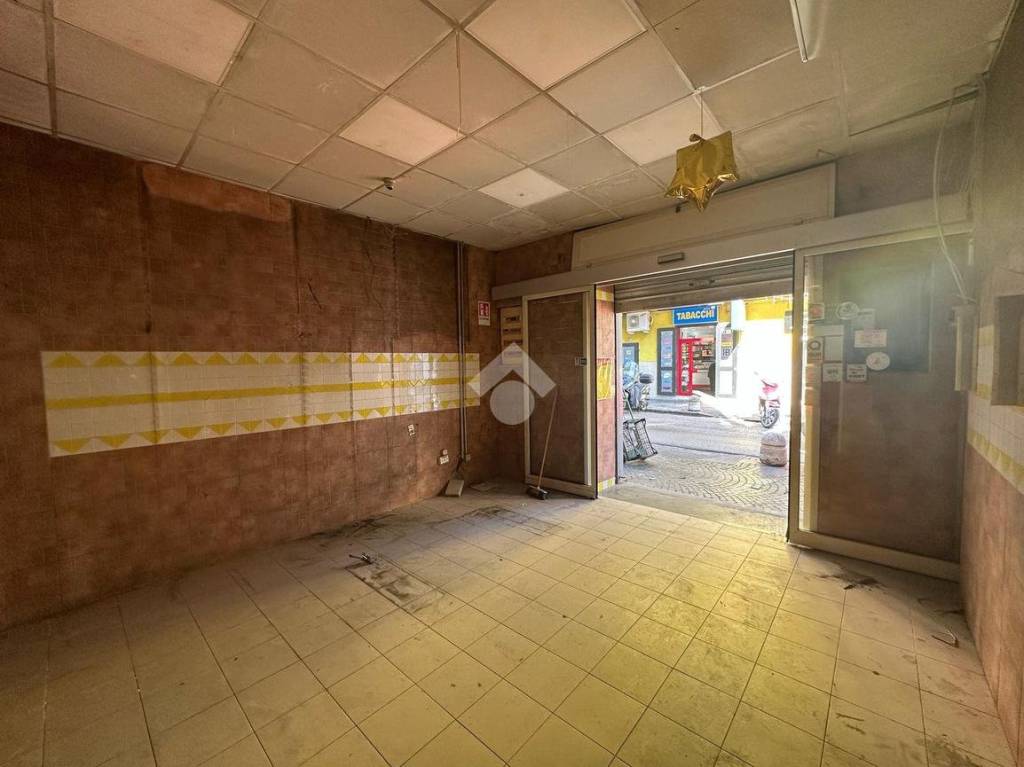 negozio in vendita a Napoli in zona Secondigliano