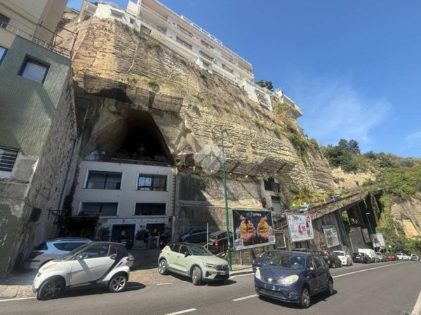 appartamento in vendita a Napoli in zona Chiaia