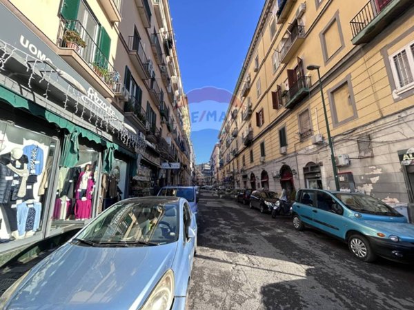 negozio in vendita a Napoli in zona San Carlo all'Arena