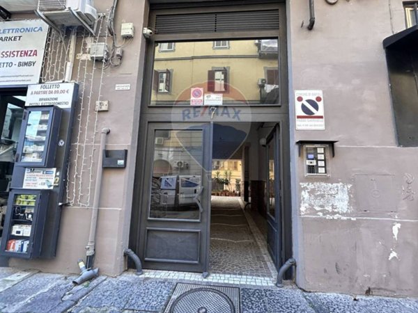 negozio in vendita a Napoli in zona San Carlo all'Arena