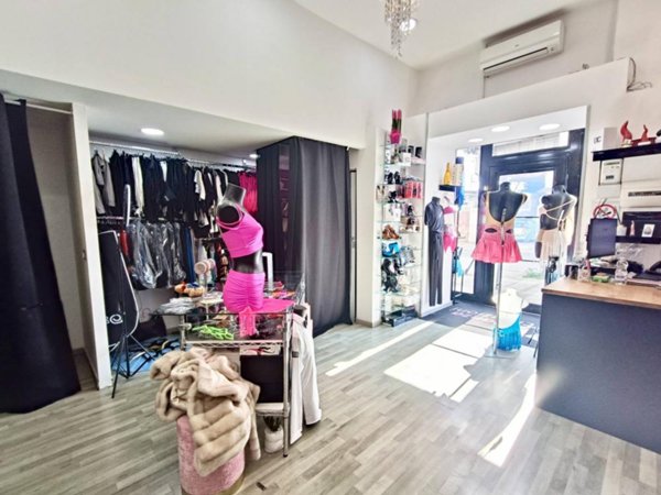 locale commerciale in vendita a Napoli