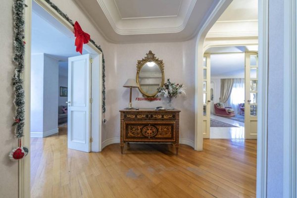 appartamento in vendita a Napoli in zona Chiaia