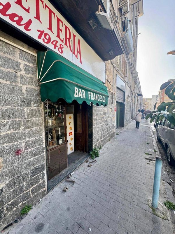 locale commerciale in vendita a Napoli