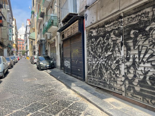 negozio in vendita a Napoli in zona Pendino / San Giuseppe