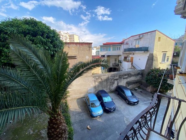 appartamento in vendita a Napoli in zona Chiaia