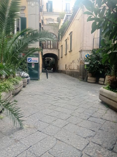 appartamento in vendita a Napoli in zona Chiaia