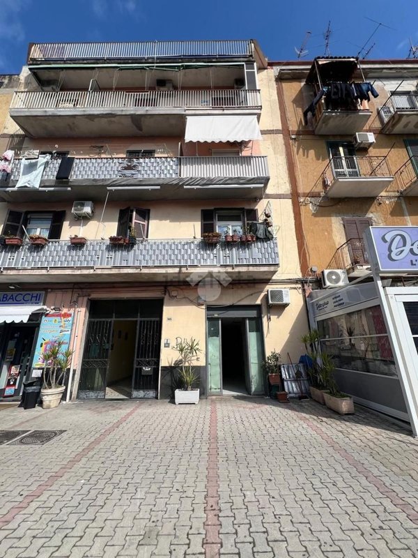 locale commerciale in vendita a Napoli in zona Barra
